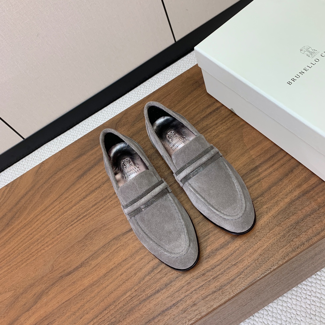 【Brunell* Cucinell*】新款乐福鞋。鞋面采用进口牛绒，纯手工串联珠链配饰！羊皮内里及垫脚