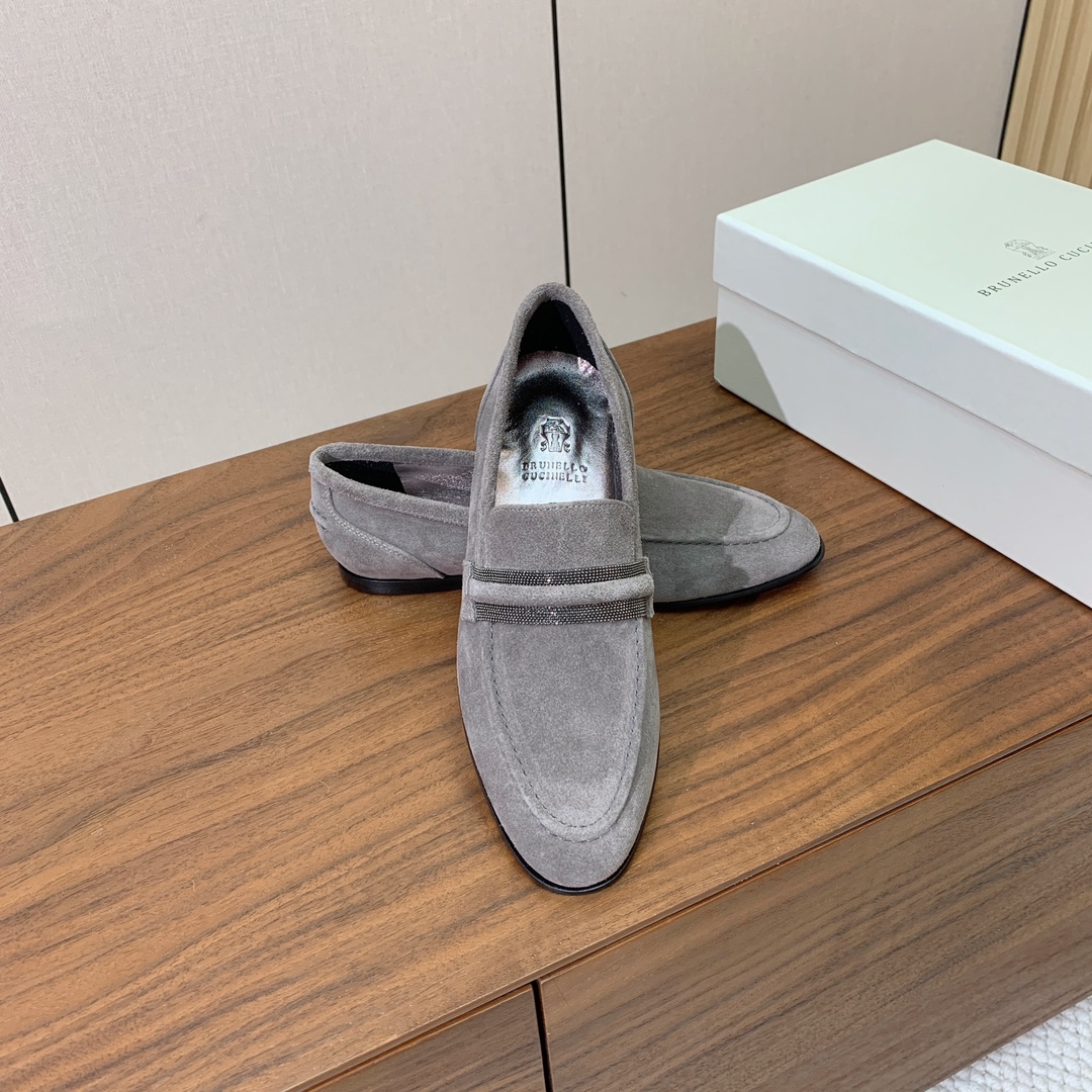 【Brunell* Cucinell*】新款乐福鞋。鞋面采用进口牛绒，纯手工串联珠链配饰！羊皮内里及垫脚