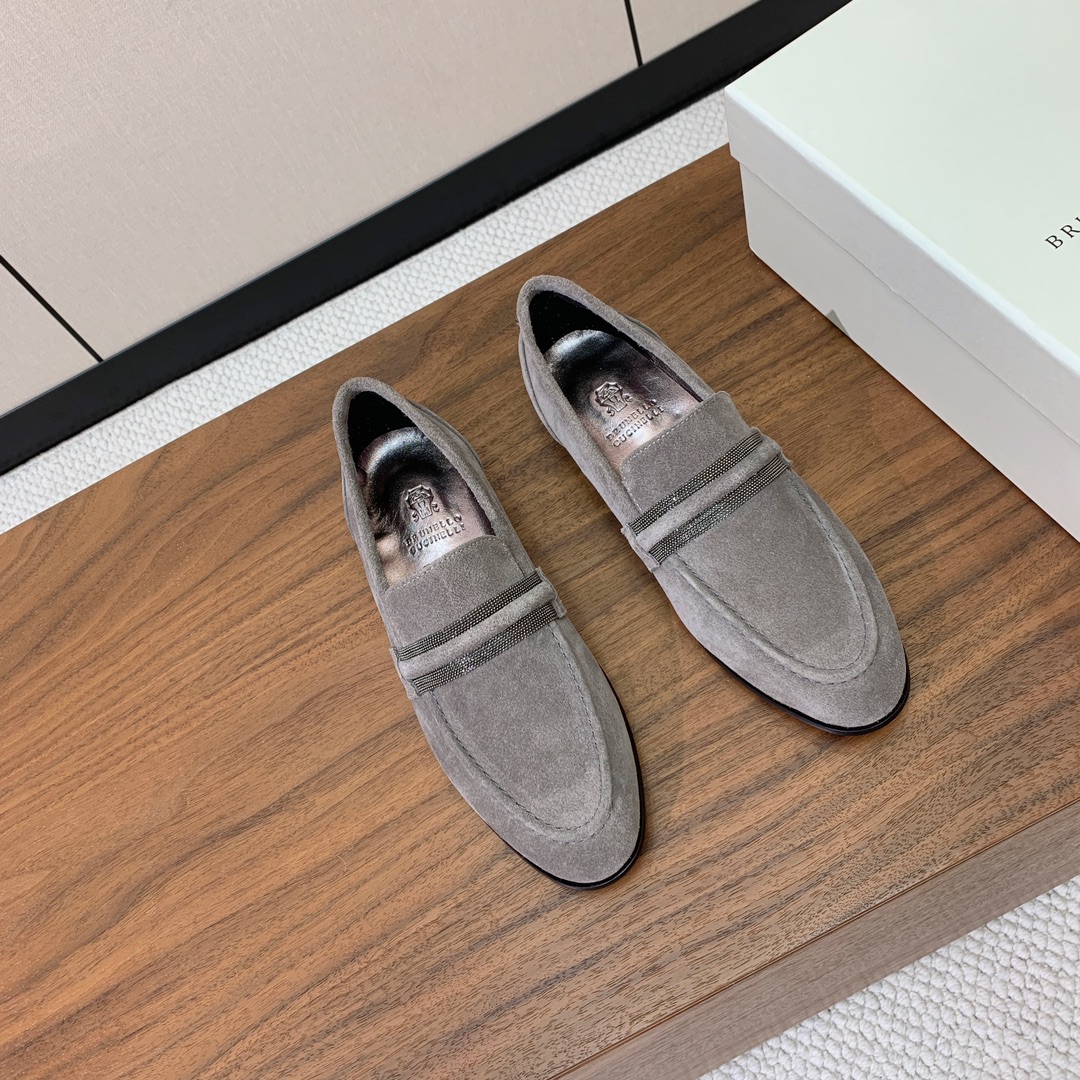 【Brunell* Cucinell*】新款乐福鞋。鞋面采用进口牛绒，纯手工串联珠链配饰！羊皮内里及垫脚