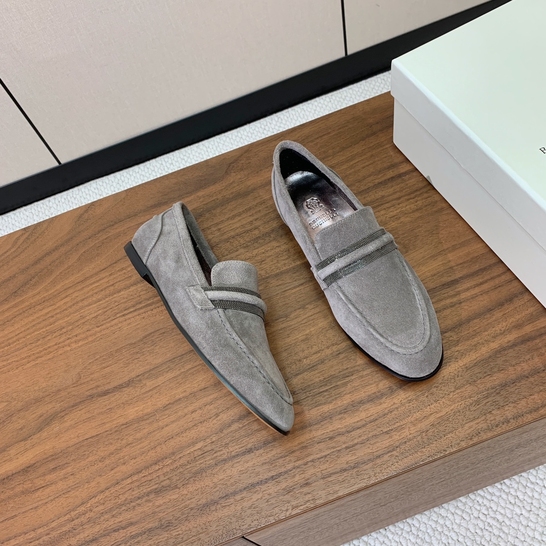 【Brunell* Cucinell*】新款乐福鞋。鞋面采用进口牛绒，纯手工串联珠链配饰！羊皮内里及垫脚