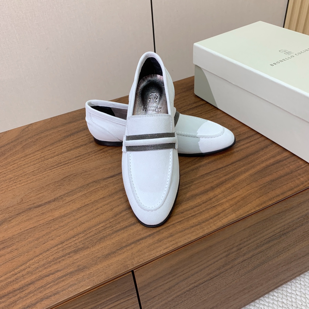 【Brunell* Cucinell*】新款乐福鞋。鞋面采用进口牛绒，纯手工串联珠链配饰！羊皮内里及垫脚