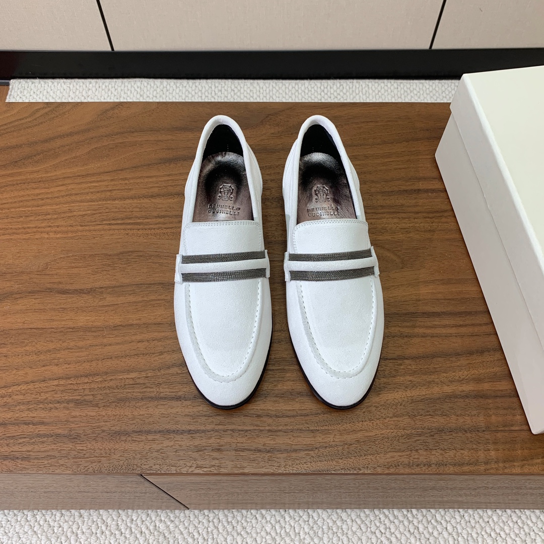 【Brunell* Cucinell*】新款乐福鞋。鞋面采用进口牛绒，纯手工串联珠链配饰！羊皮内里及垫脚