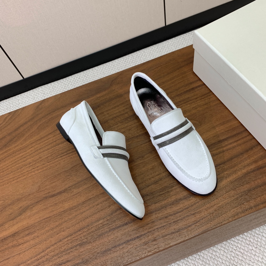 【Brunell* Cucinell*】新款乐福鞋。鞋面采用进口牛绒，纯手工串联珠链配饰！羊皮内里及垫脚