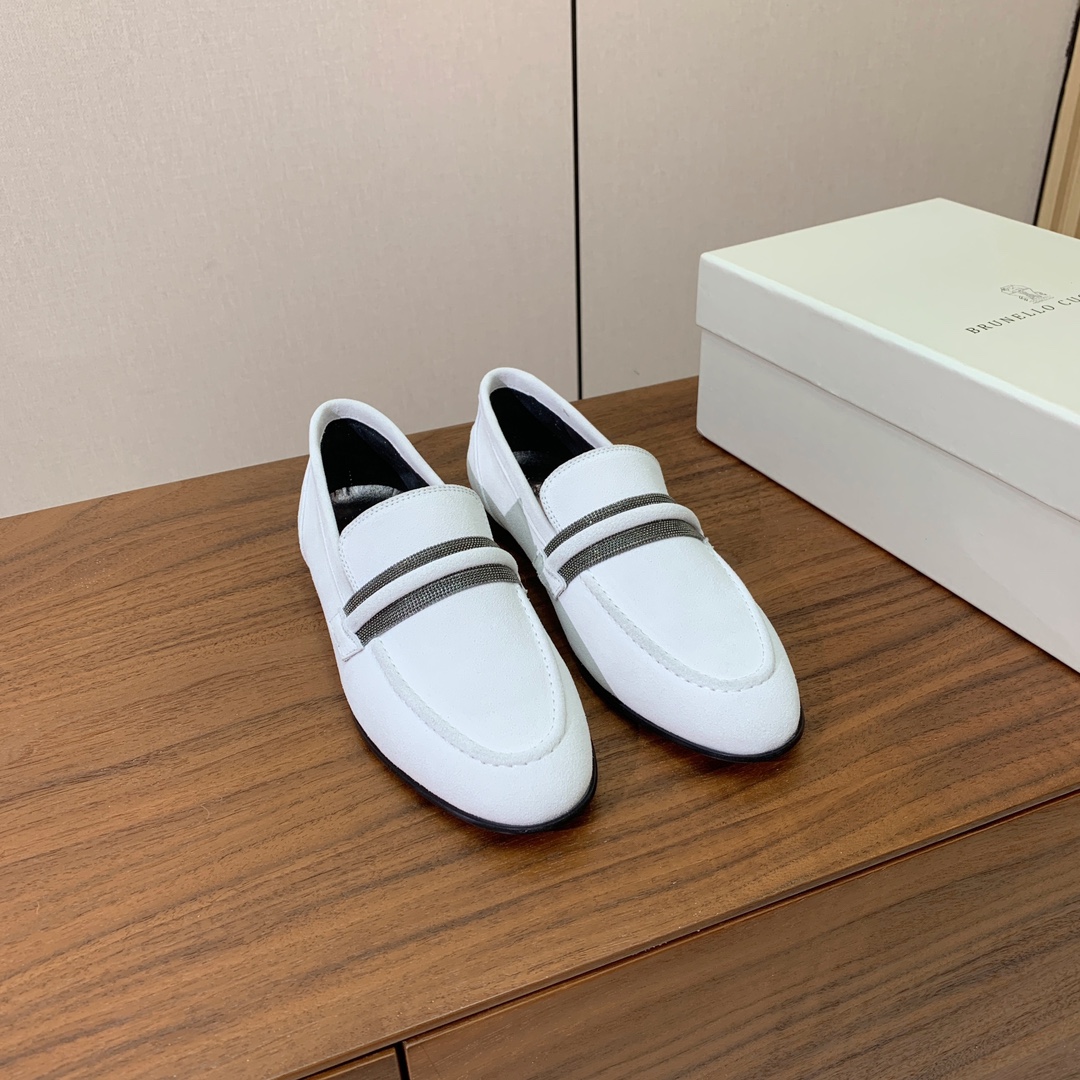 【Brunell* Cucinell*】新款乐福鞋。鞋面采用进口牛绒，纯手工串联珠链配饰！羊皮内里及垫脚