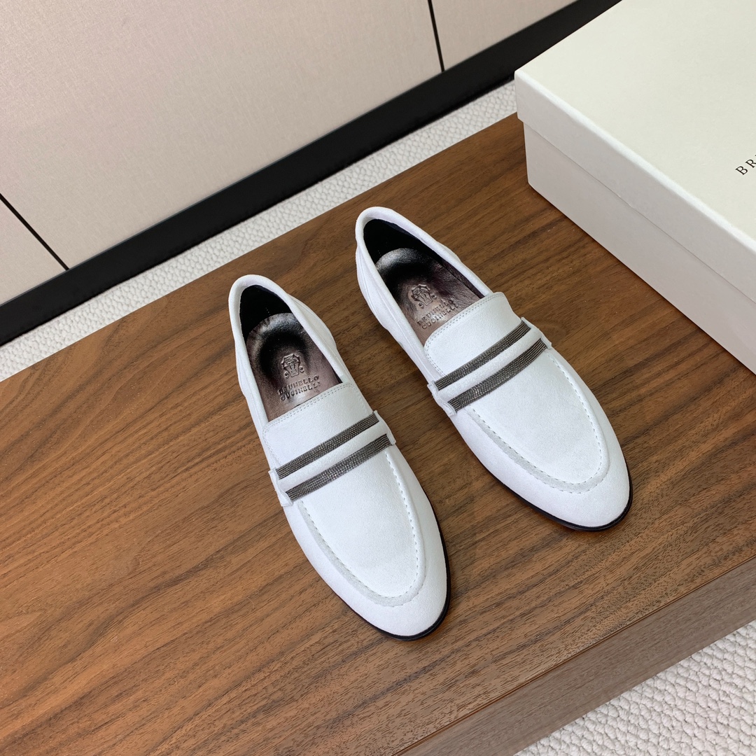 【Brunell* Cucinell*】新款乐福鞋。鞋面采用进口牛绒，纯手工串联珠链配饰！羊皮内里及垫脚