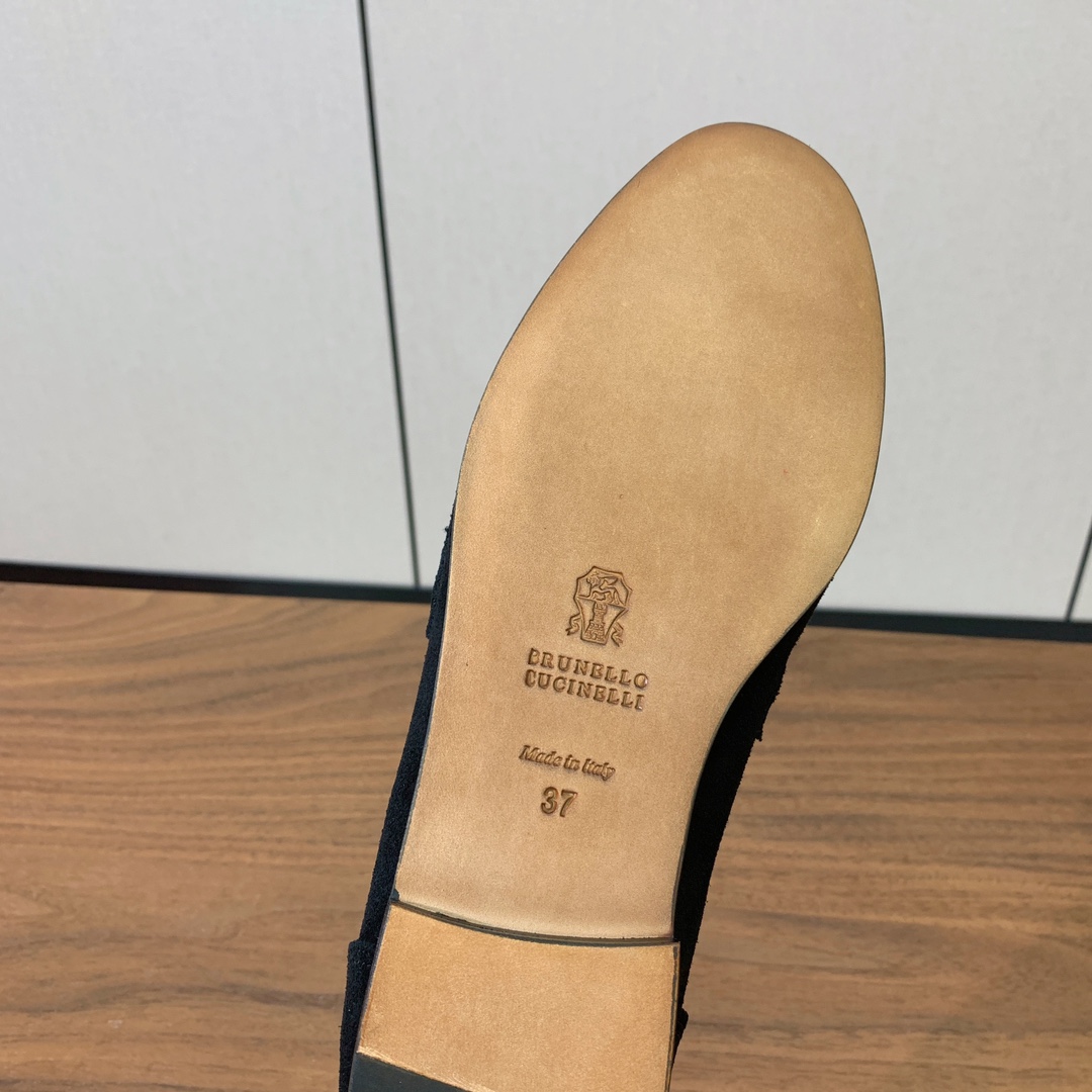 【Brunell* Cucinell*】新款乐福鞋。鞋面采用进口牛绒，纯手工串联珠链配饰！羊皮内里及垫脚