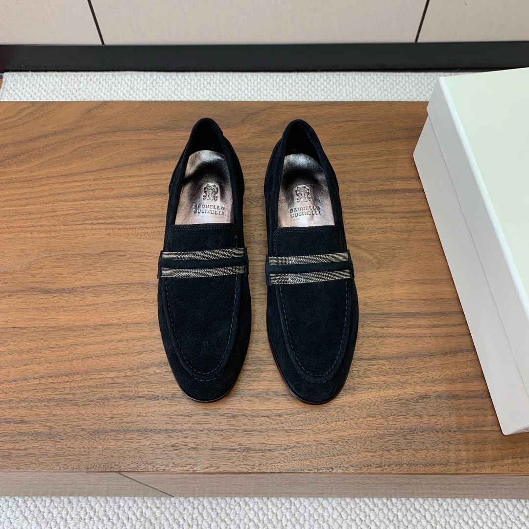【Brunell* Cucinell*】新款乐福鞋。鞋面采用进口牛绒，纯手工串联珠链配饰！羊皮内里及垫脚