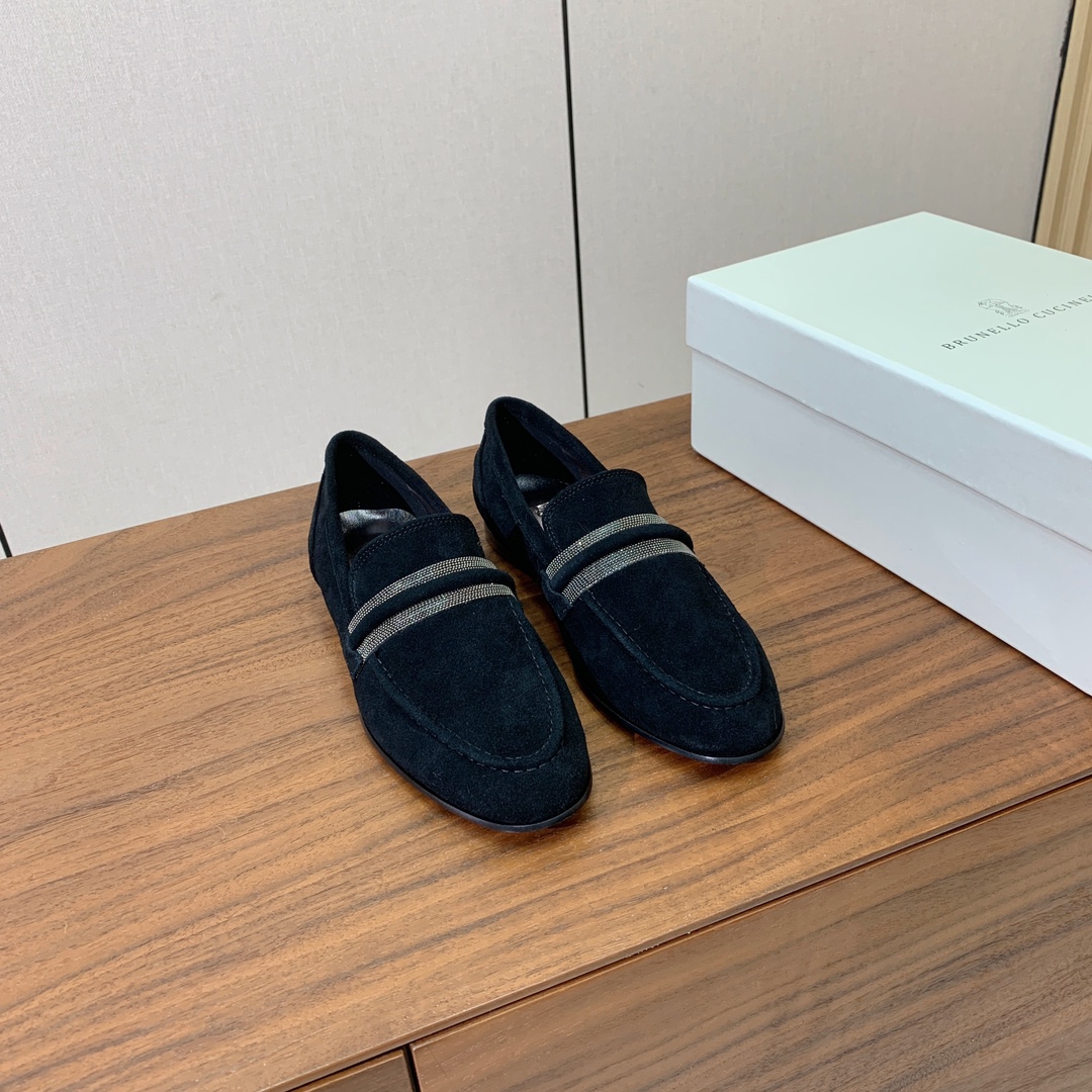 【Brunell* Cucinell*】新款乐福鞋。鞋面采用进口牛绒，纯手工串联珠链配饰！羊皮内里及垫脚