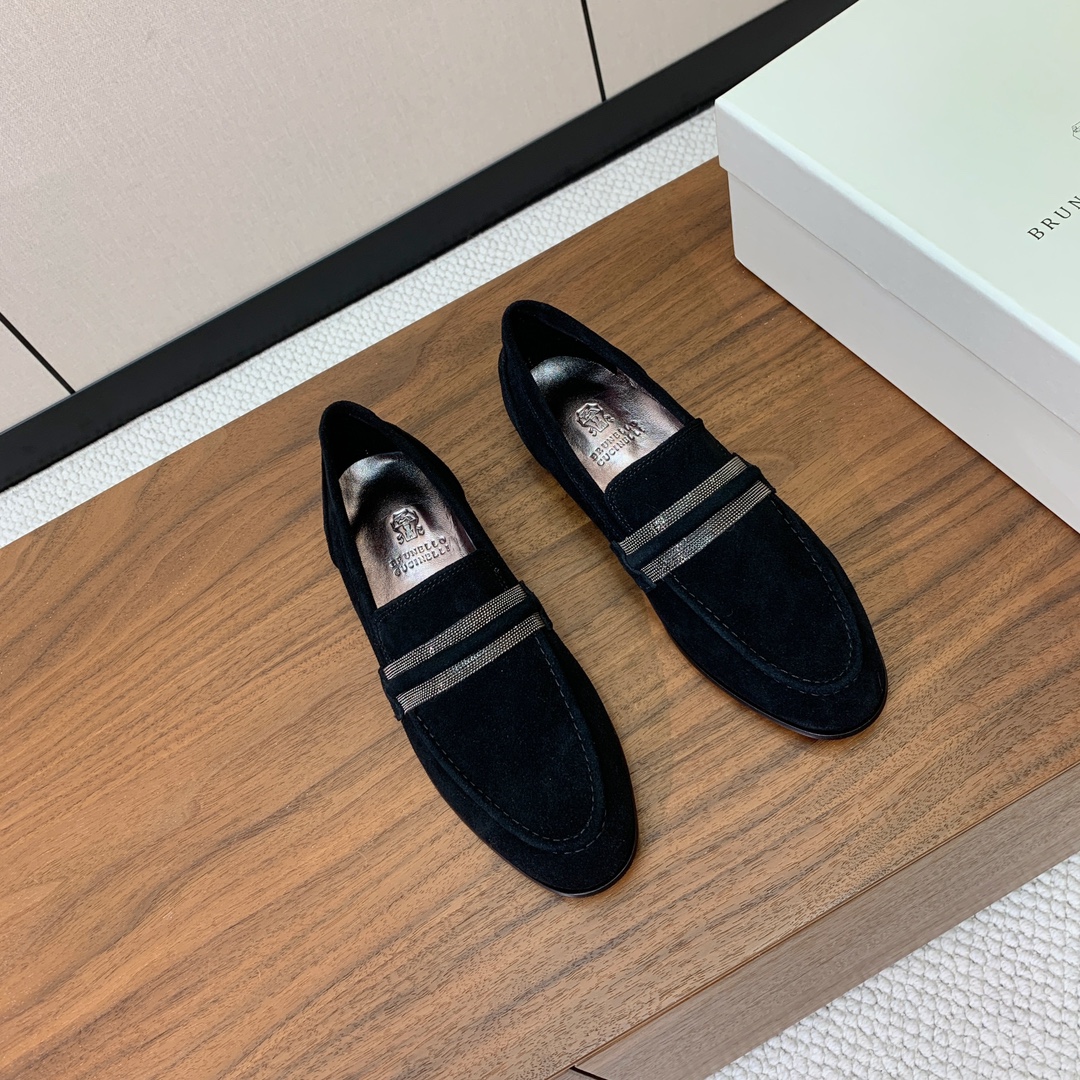 【Brunell* Cucinell*】新款乐福鞋。鞋面采用进口牛绒，纯手工串联珠链配饰！羊皮内里及垫脚