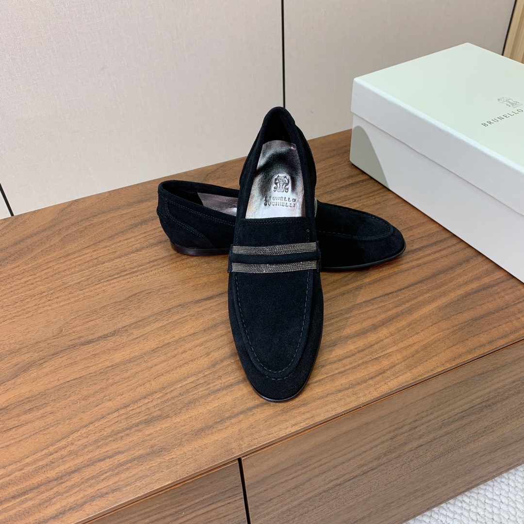 【Brunell* Cucinell*】新款乐福鞋。鞋面采用进口牛绒，纯手工串联珠链配饰！羊皮内里及垫脚