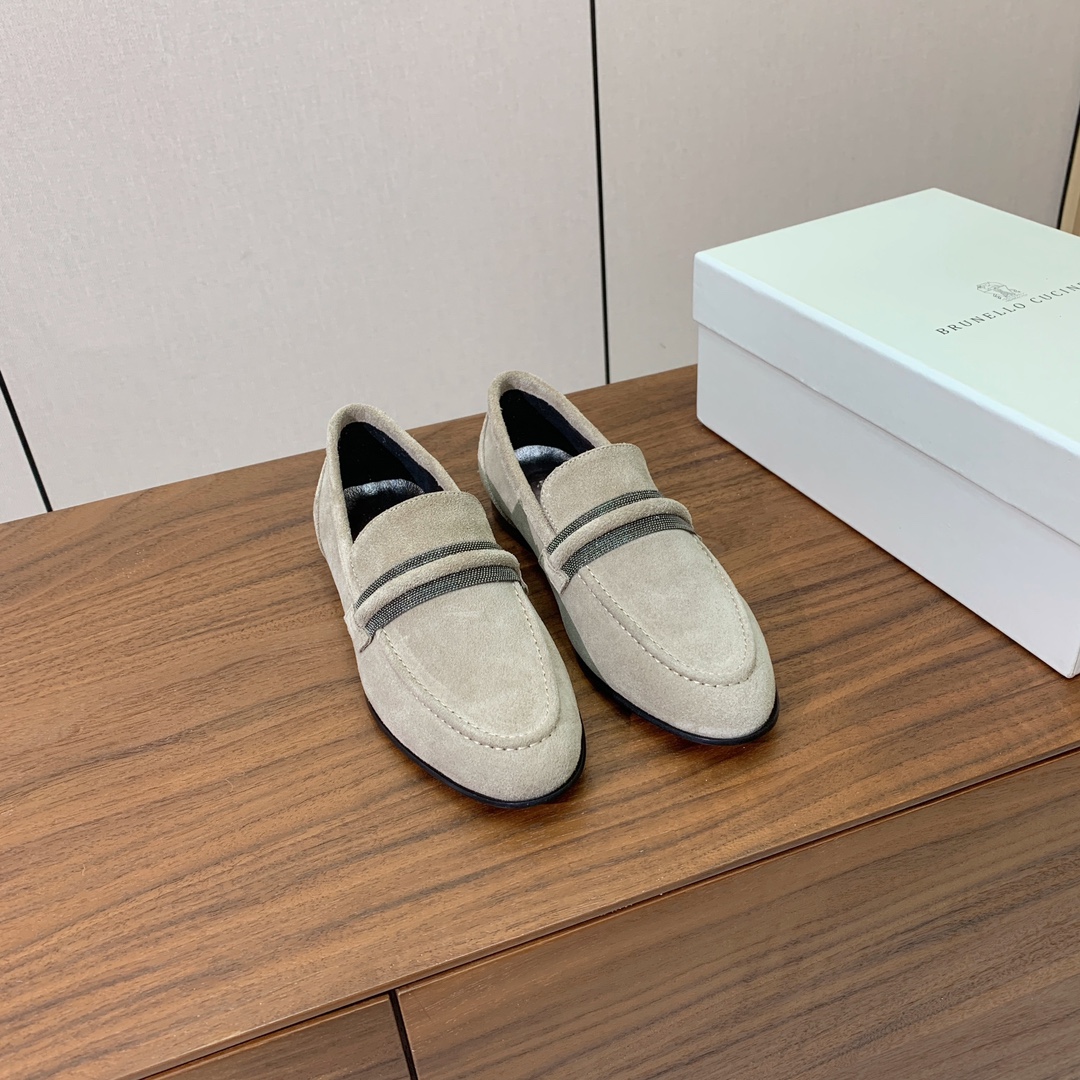 【Brunell* Cucinell*】新款乐福鞋。鞋面采用进口牛绒，纯手工串联珠链配饰！羊皮内里及垫脚
