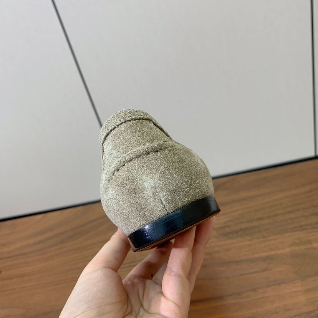 【Brunell* Cucinell*】新款乐福鞋。鞋面采用进口牛绒，纯手工串联珠链配饰！羊皮内里及垫脚