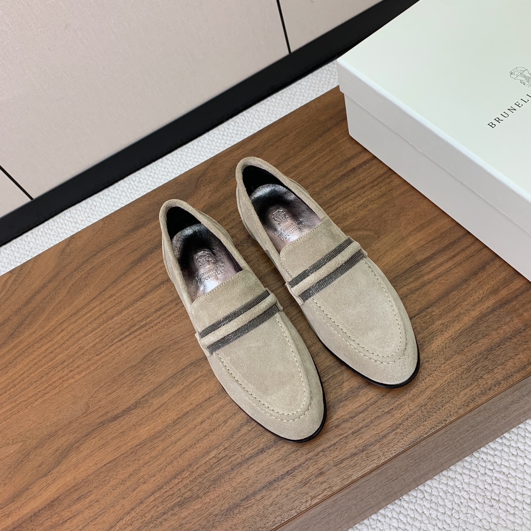 【Brunell* Cucinell*】新款乐福鞋。鞋面采用进口牛绒，纯手工串联珠链配饰！羊皮内里及垫脚