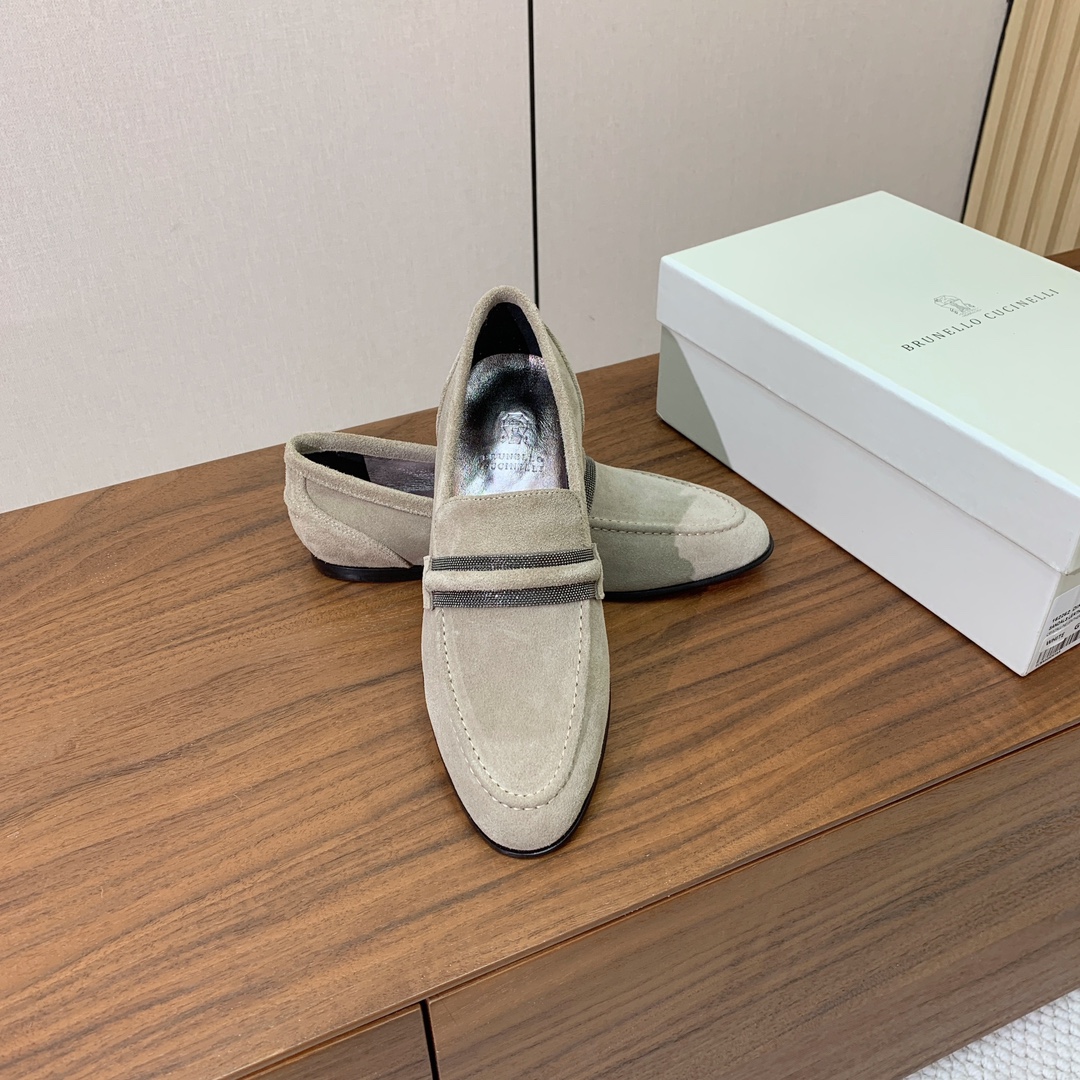 【Brunell* Cucinell*】新款乐福鞋。鞋面采用进口牛绒，纯手工串联珠链配饰！羊皮内里及垫脚