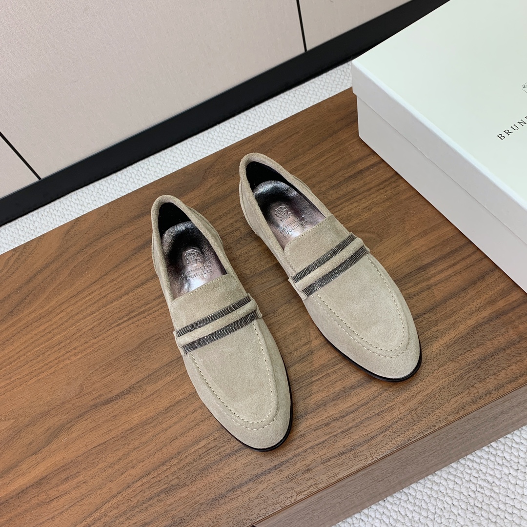 【Brunell* Cucinell*】新款乐福鞋。鞋面采用进口牛绒，纯手工串联珠链配饰！羊皮内里及垫脚