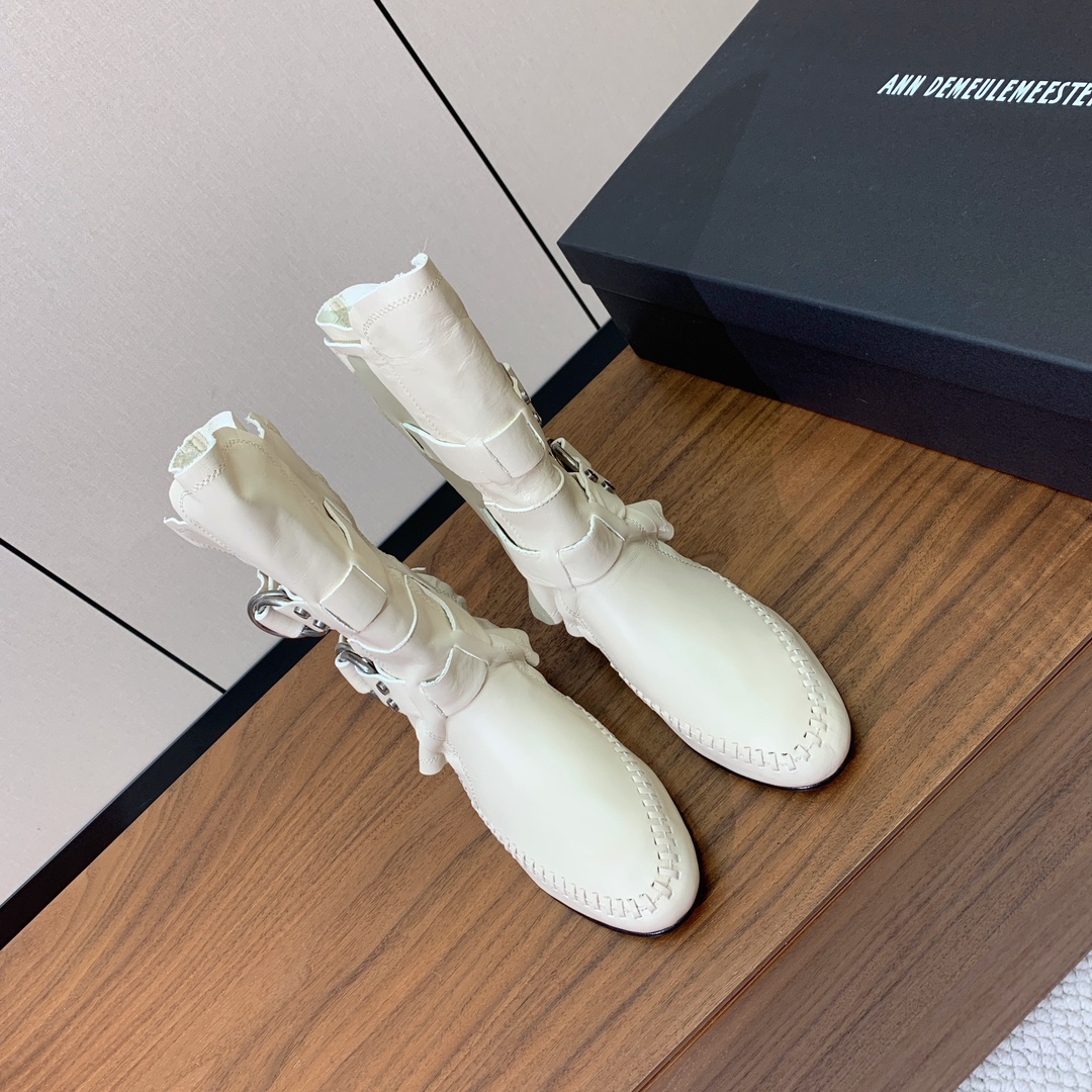 【Ann Demeulemeester】骑士靴。挑战传统，注入现代元素，骑士靴焕发出独特的魅力。暗黑纳帕