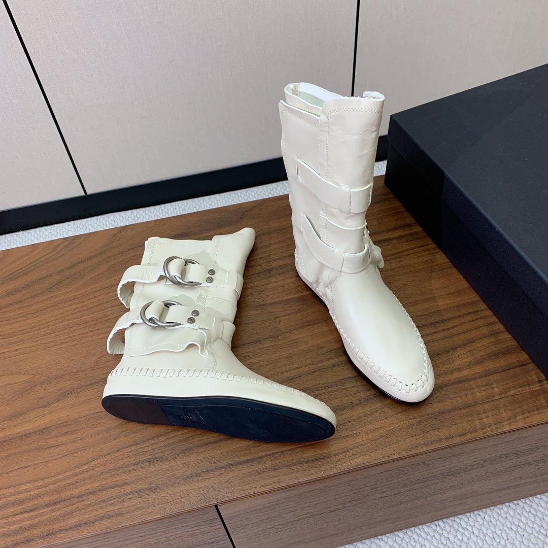 【Ann Demeulemeester】骑士靴。挑战传统，注入现代元素，骑士靴焕发出独特的魅力。暗黑纳帕