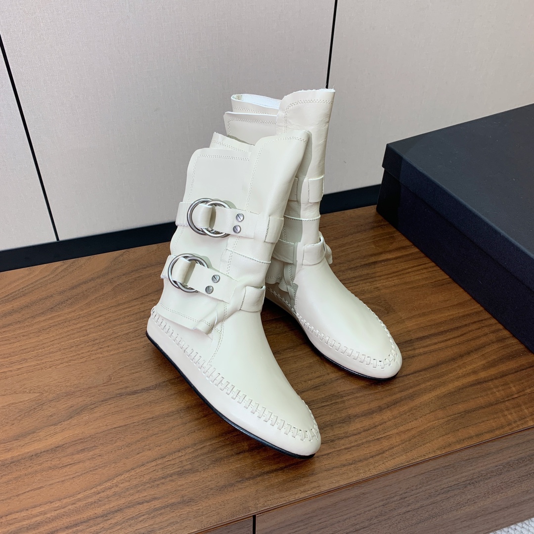 【Ann Demeulemeester】骑士靴。挑战传统，注入现代元素，骑士靴焕发出独特的魅力。暗黑纳帕