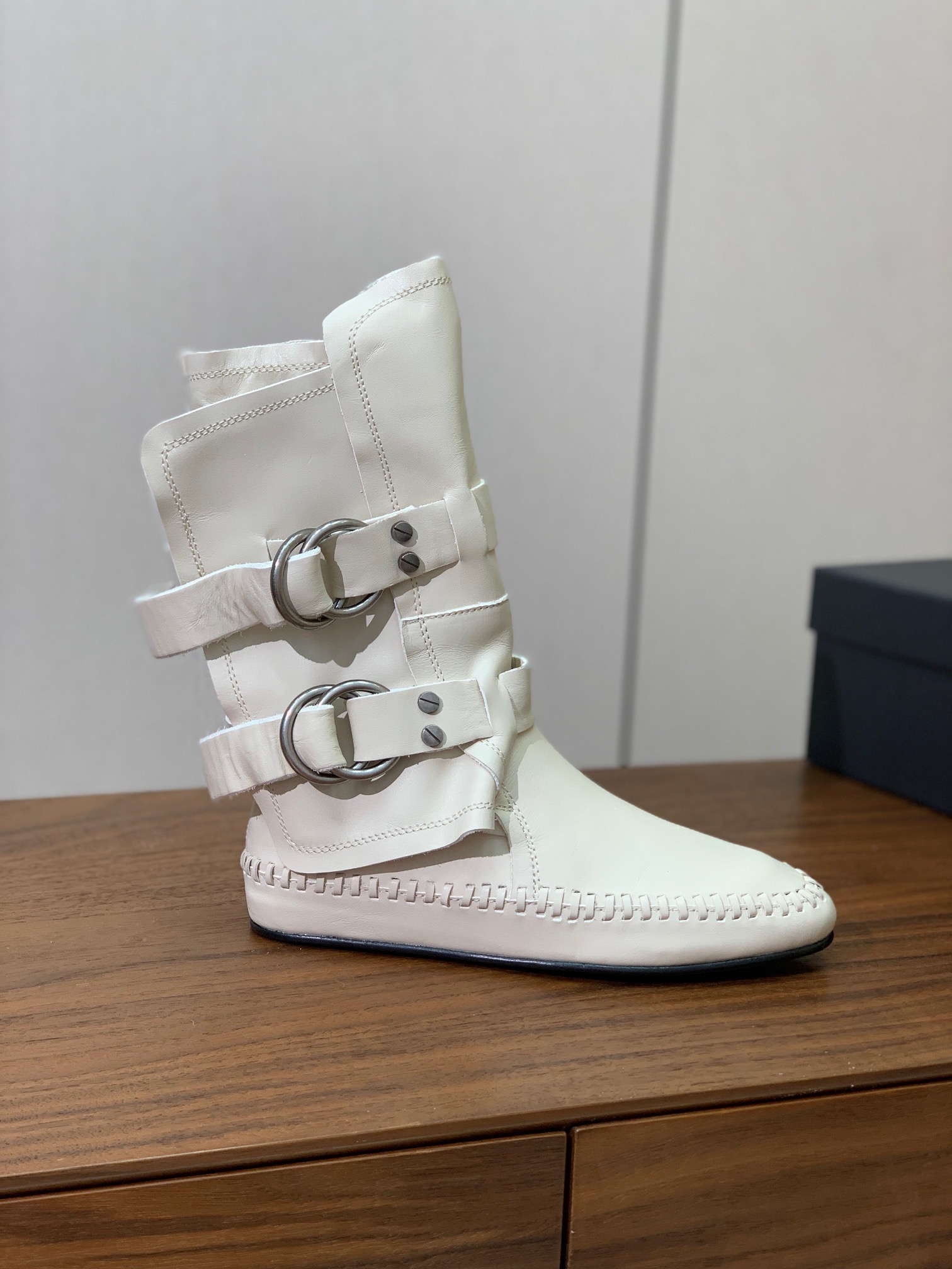 【Ann Demeulemeester】骑士靴。挑战传统，注入现代元素，骑士靴焕发出独特的魅力。暗黑纳帕