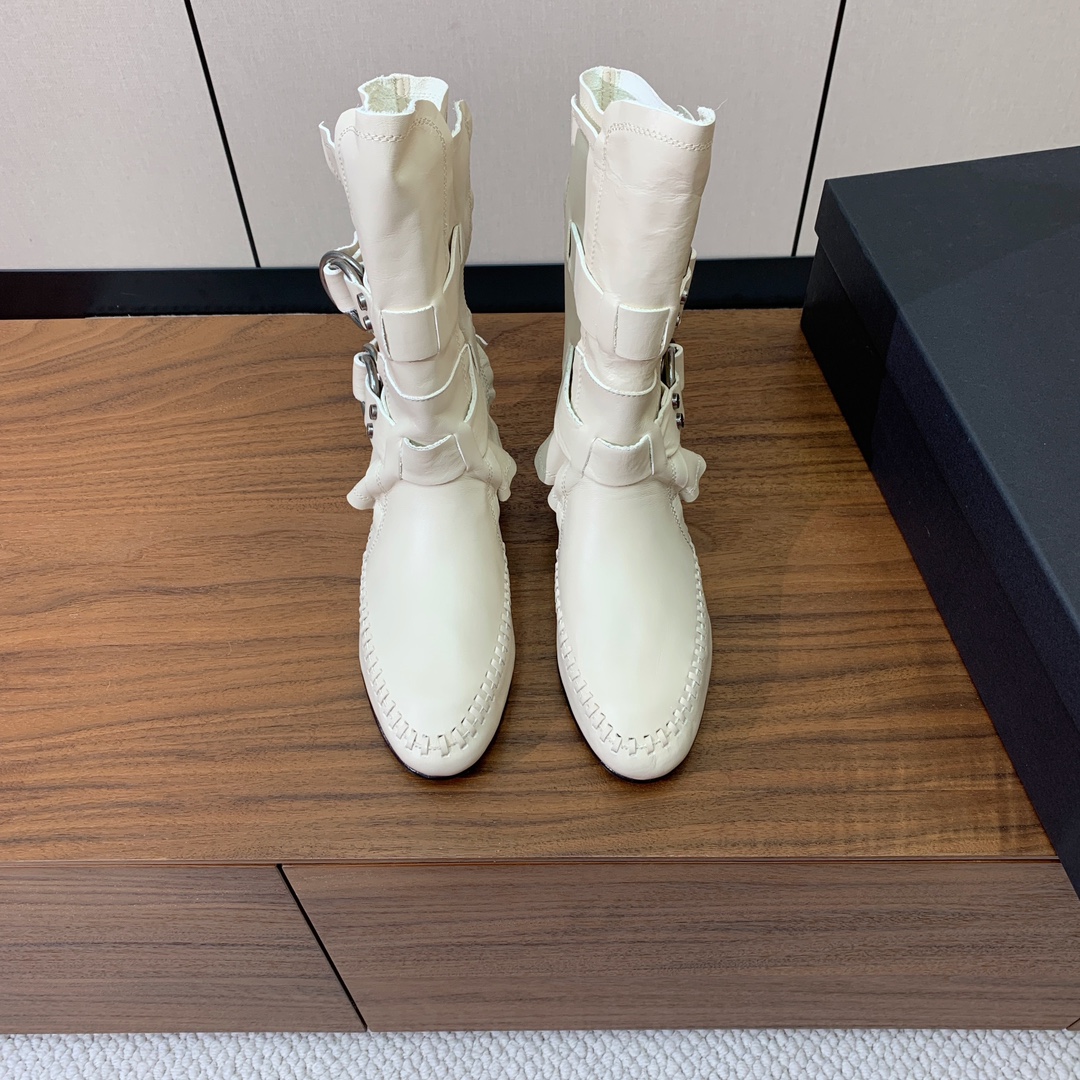 【Ann Demeulemeester】骑士靴。挑战传统，注入现代元素，骑士靴焕发出独特的魅力。暗黑纳帕
