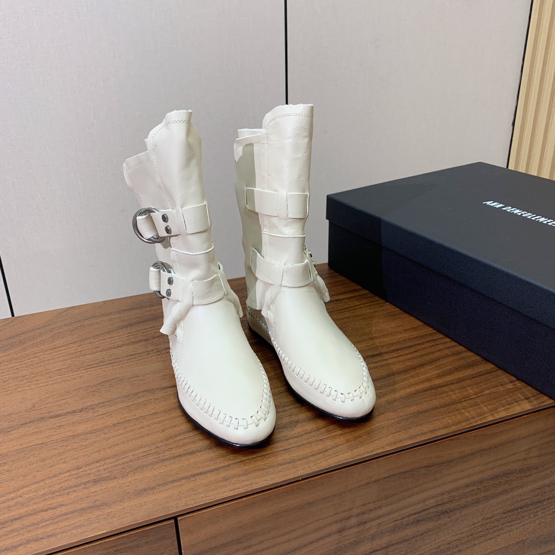 【Ann Demeulemeester】骑士靴。挑战传统，注入现代元素，骑士靴焕发出独特的魅力。暗黑纳帕