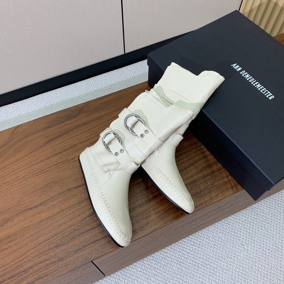 【Ann Demeulemeester】骑士靴。挑战传统，注入现代元素，骑士靴焕发出独特的魅力。暗黑纳帕