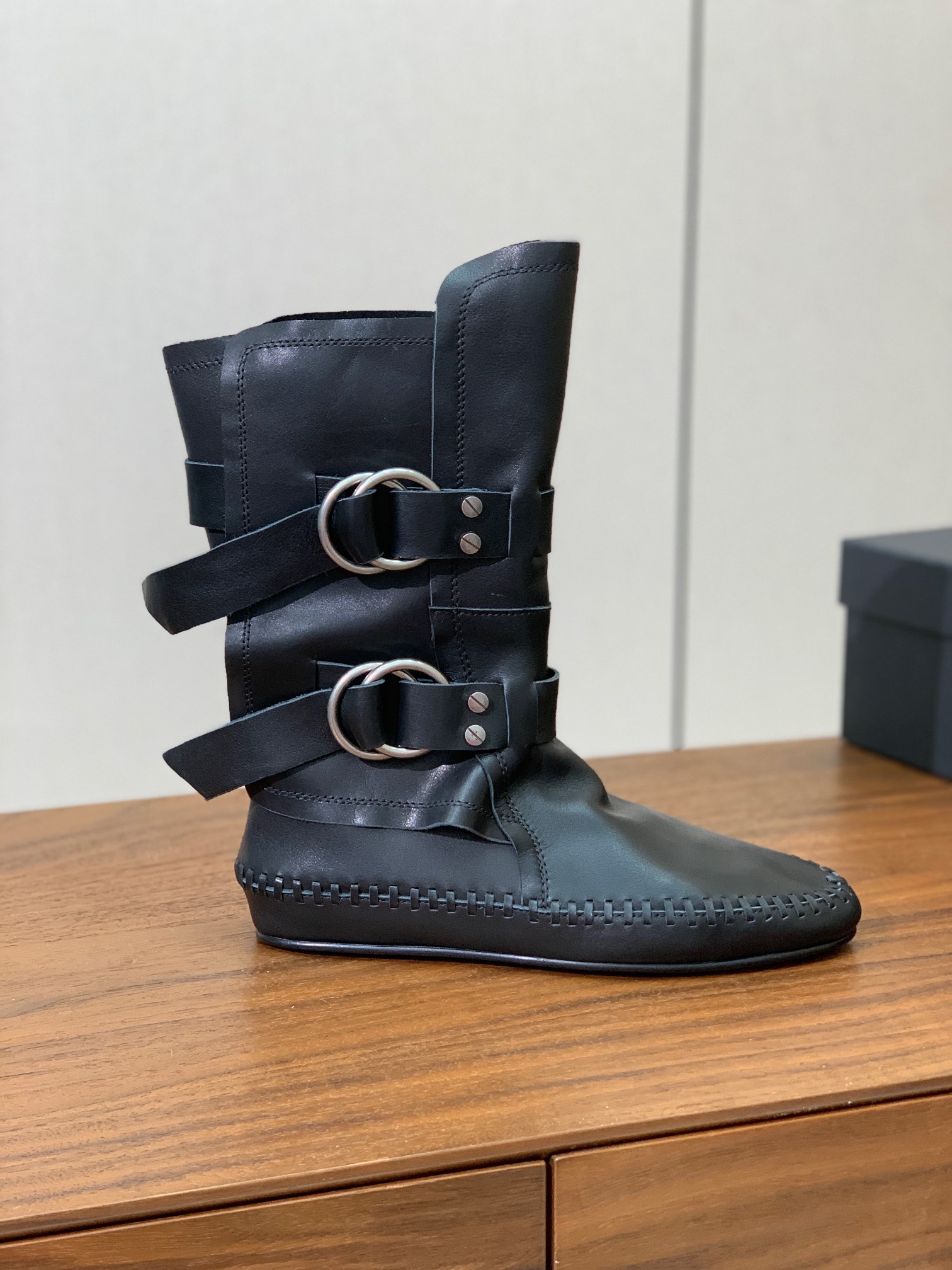【Ann Demeulemeester】骑士靴。挑战传统，注入现代元素，骑士靴焕发出独特的魅力。暗黑纳帕