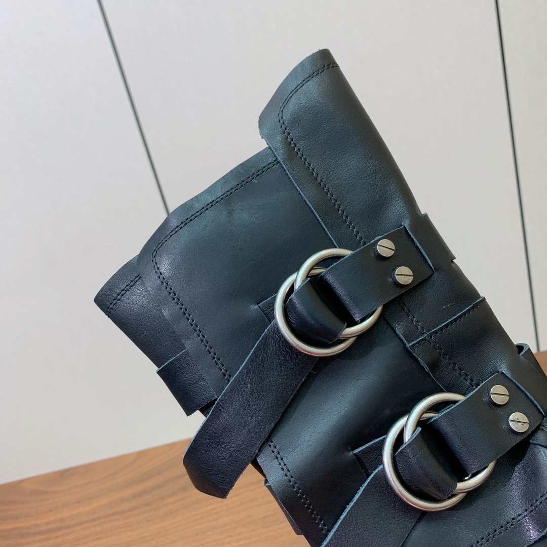 【Ann Demeulemeester】骑士靴。挑战传统，注入现代元素，骑士靴焕发出独特的魅力。暗黑纳帕