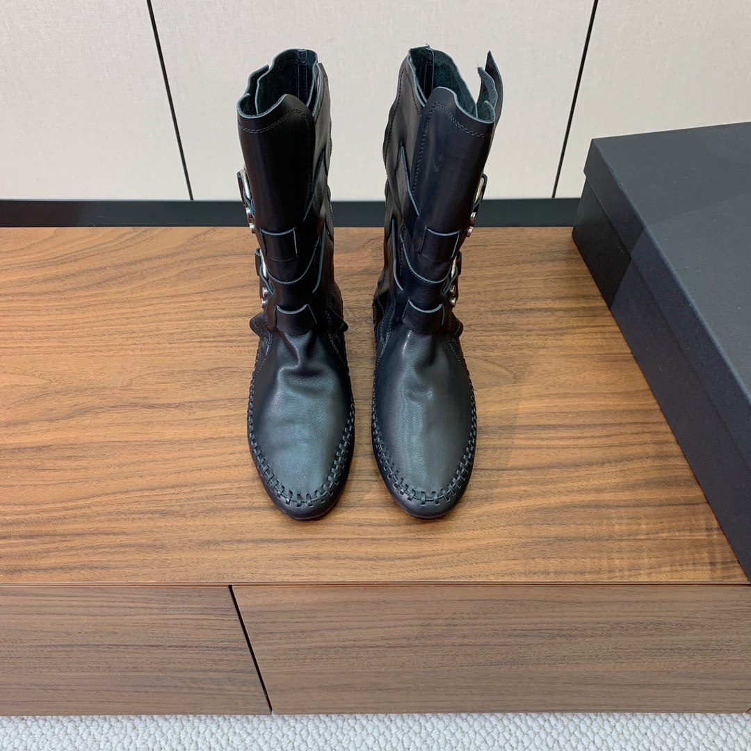 【Ann Demeulemeester】骑士靴。挑战传统，注入现代元素，骑士靴焕发出独特的魅力。暗黑纳帕