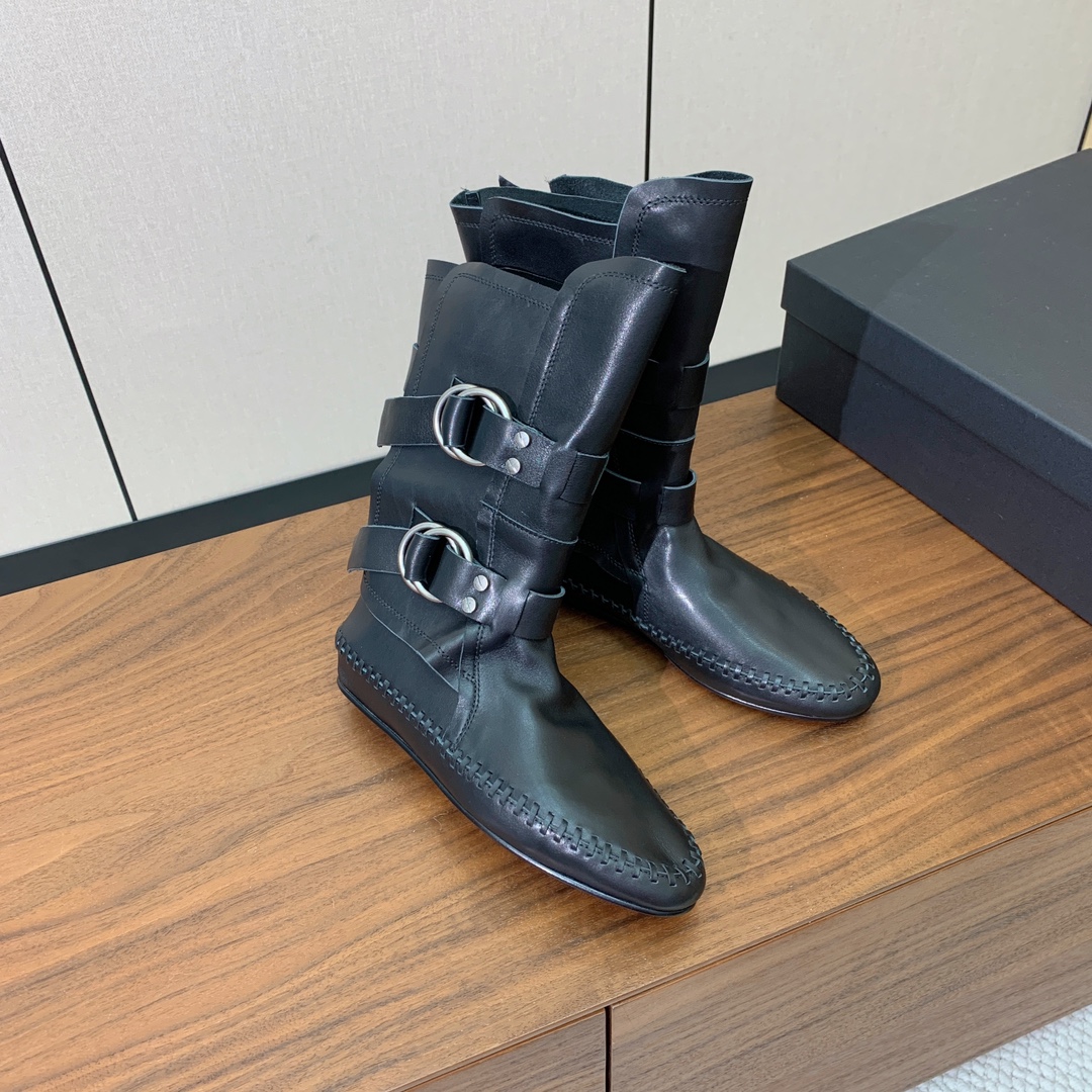【Ann Demeulemeester】骑士靴。挑战传统，注入现代元素，骑士靴焕发出独特的魅力。暗黑纳帕