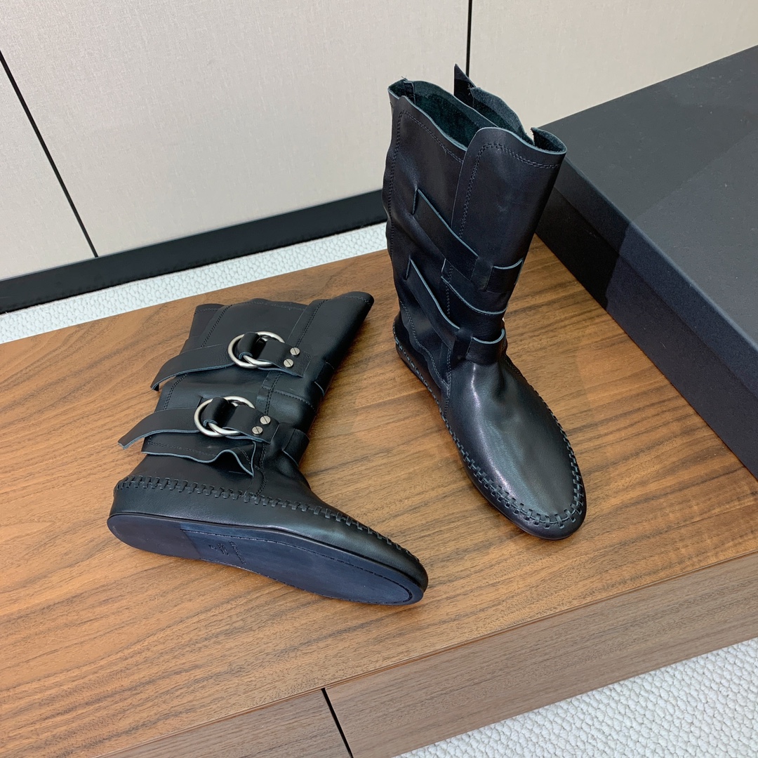 【Ann Demeulemeester】骑士靴。挑战传统，注入现代元素，骑士靴焕发出独特的魅力。暗黑纳帕