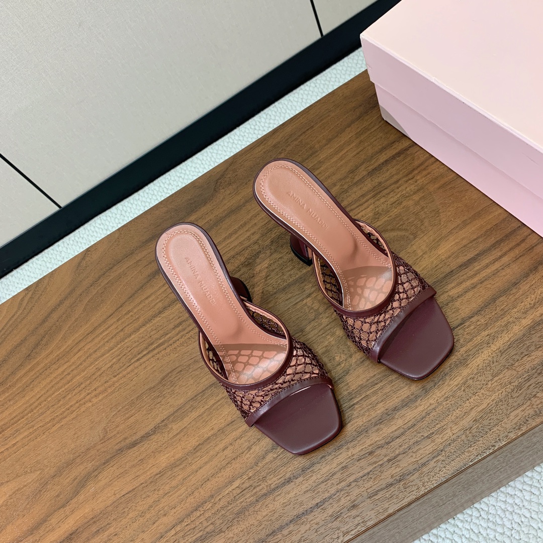 【Amina Muaddi】 网面拖鞋。定制网面，细腻柔美，仿佛穿上了春天的浪漫。羊皮垫脚，注塑真皮大底