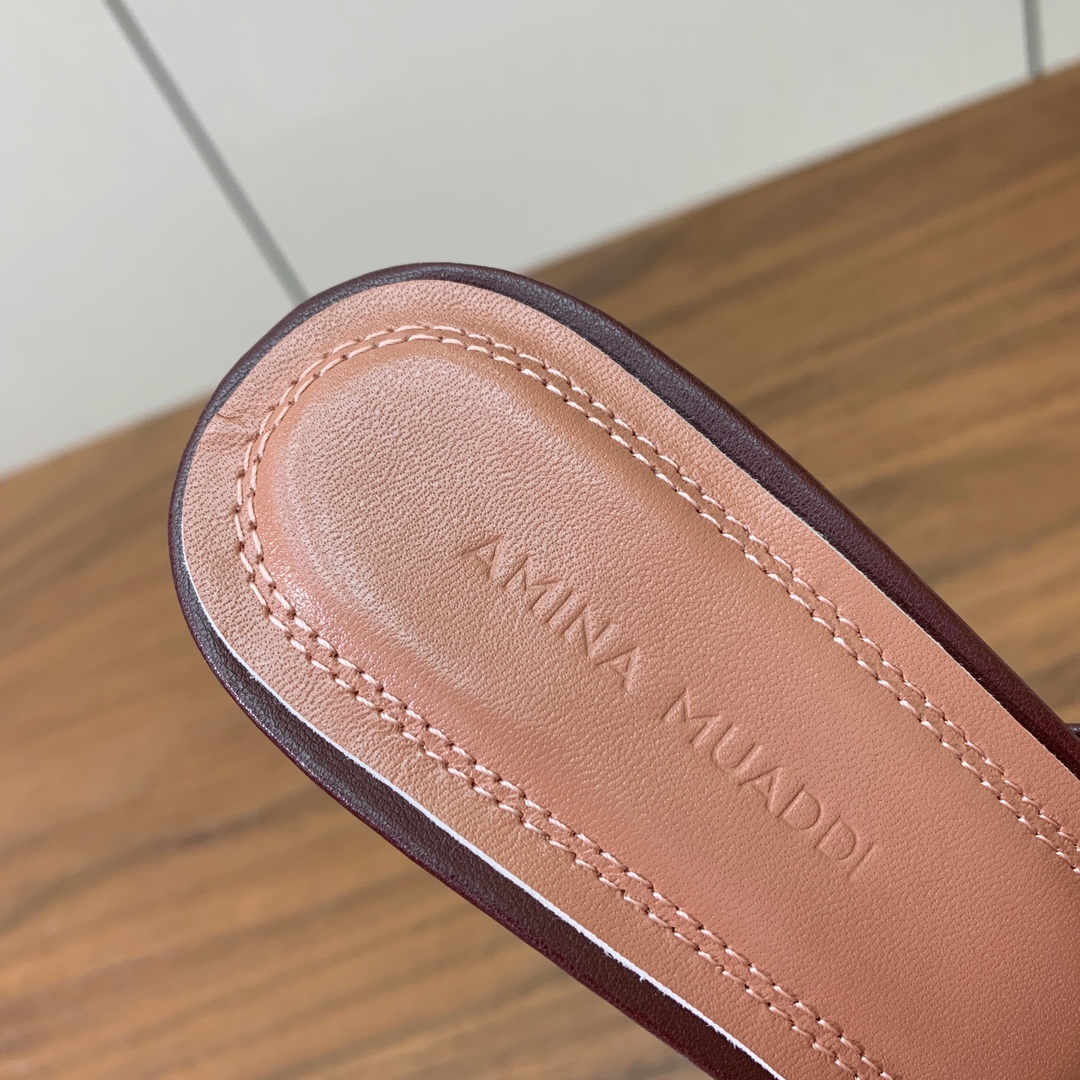 【Amina Muaddi】 网面拖鞋。定制网面，细腻柔美，仿佛穿上了春天的浪漫。羊皮垫脚，注塑真皮大底