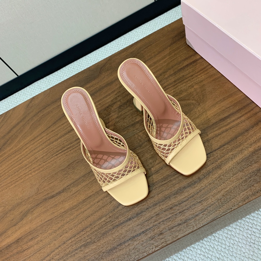 【Amina Muaddi】 网面拖鞋。定制网面，细腻柔美，仿佛穿上了春天的浪漫。羊皮垫脚，注塑真皮大底