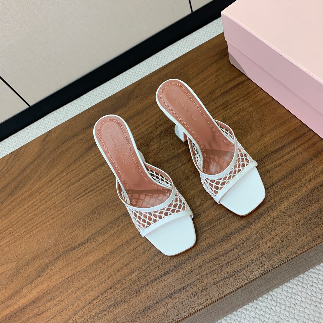 【Amina Muaddi】 网面拖鞋。定制网面，细腻柔美，仿佛穿上了春天的浪漫。羊皮垫脚，注塑真皮大底