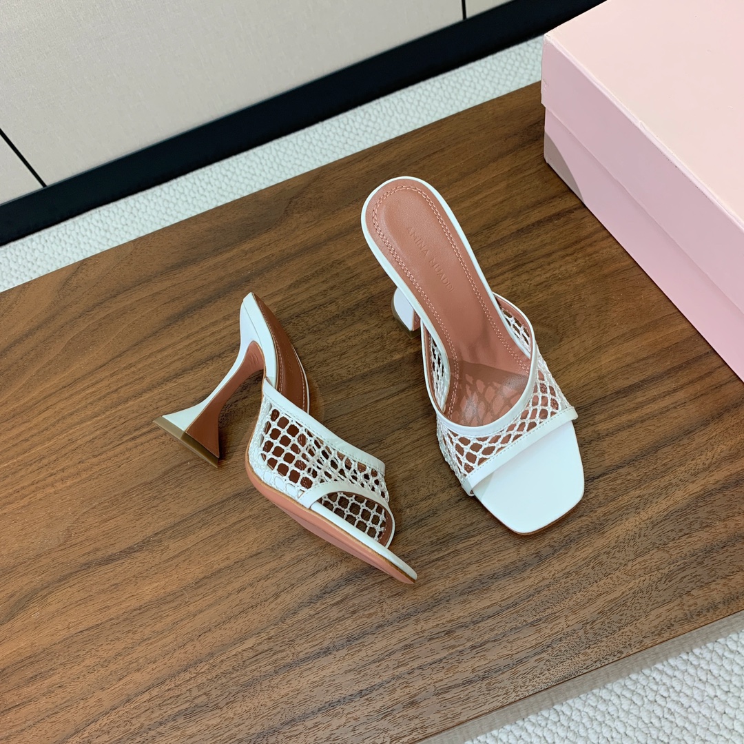 【Amina Muaddi】 网面拖鞋。定制网面，细腻柔美，仿佛穿上了春天的浪漫。羊皮垫脚，注塑真皮大底