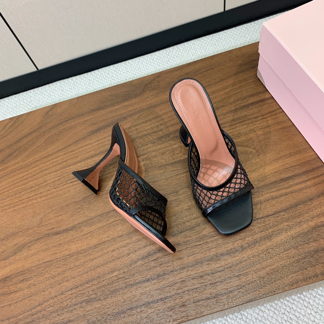 【Amina Muaddi】 网面拖鞋。定制网面，细腻柔美，仿佛穿上了春天的浪漫。羊皮垫脚，注塑真皮大底