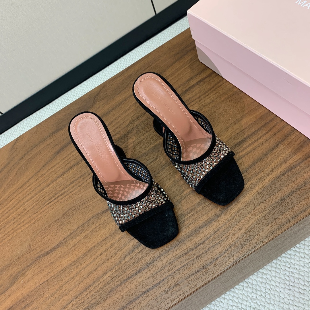 【Amina Muaddi】 钻面拖鞋。网面烫钻，细腻柔美，仿佛穿上了春天的浪漫。羊皮垫脚，注塑真皮大底