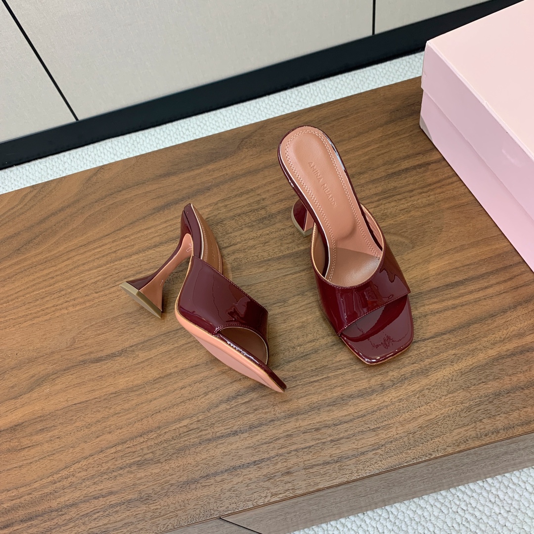 【Amina Muaddi】 方头拖鞋。鞋面漆皮、牛皮。细腻柔美，仿佛穿上了春天的浪漫。羊皮垫脚，注塑真
