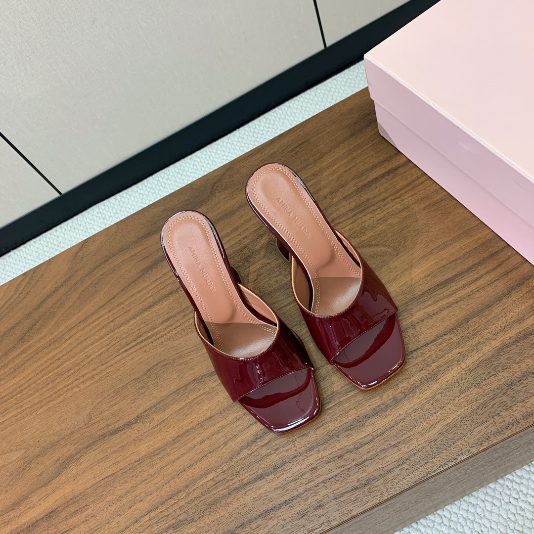 【Amina Muaddi】 方头拖鞋。鞋面漆皮、牛皮。细腻柔美，仿佛穿上了春天的浪漫。羊皮垫脚，注塑真