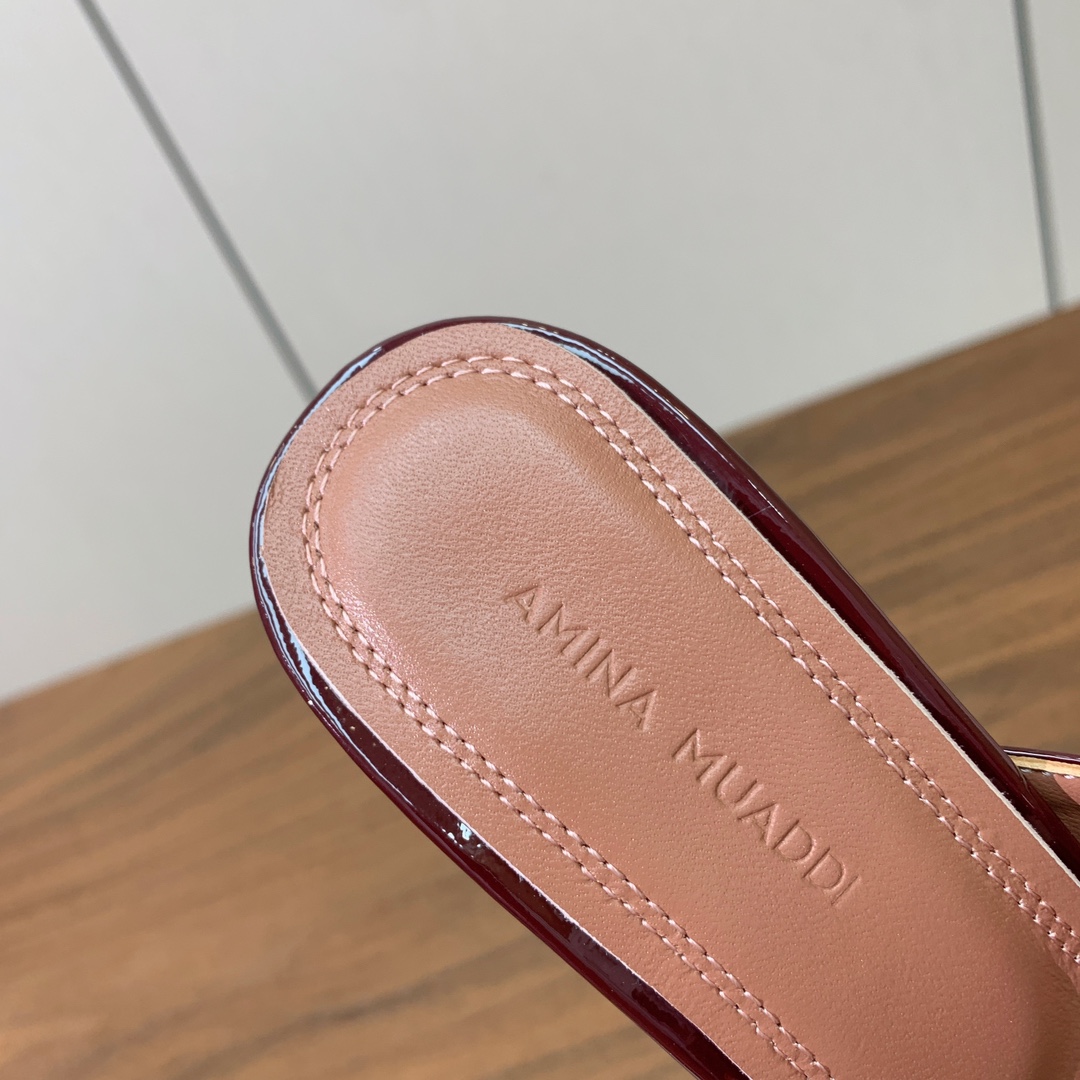 【Amina Muaddi】 方头拖鞋。鞋面漆皮、牛皮。细腻柔美，仿佛穿上了春天的浪漫。羊皮垫脚，注塑真
