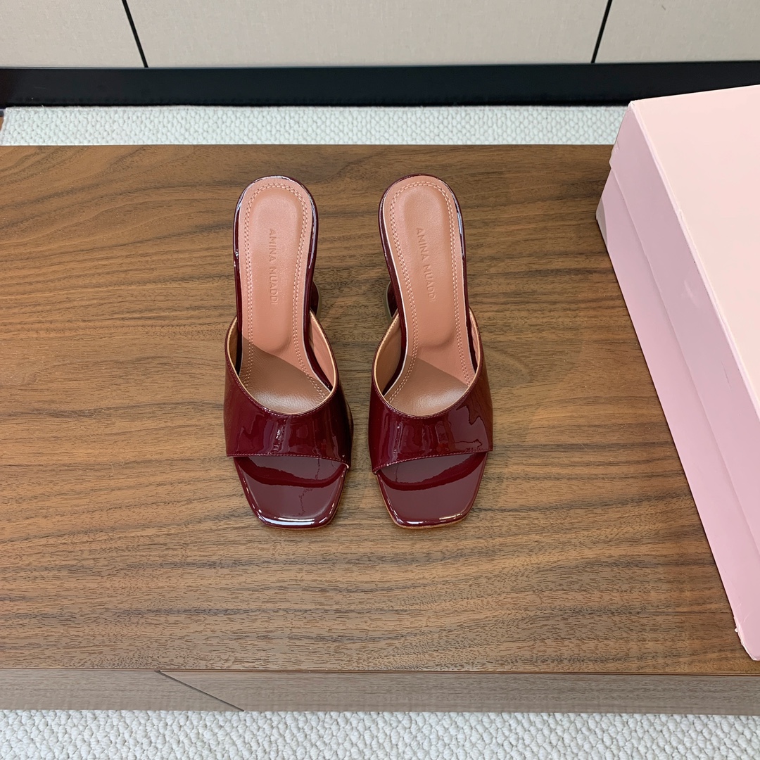 【Amina Muaddi】 方头拖鞋。鞋面漆皮、牛皮。细腻柔美，仿佛穿上了春天的浪漫。羊皮垫脚，注塑真