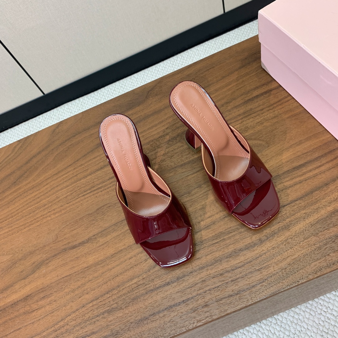 【Amina Muaddi】 方头拖鞋。鞋面漆皮、牛皮。细腻柔美，仿佛穿上了春天的浪漫。羊皮垫脚，注塑真