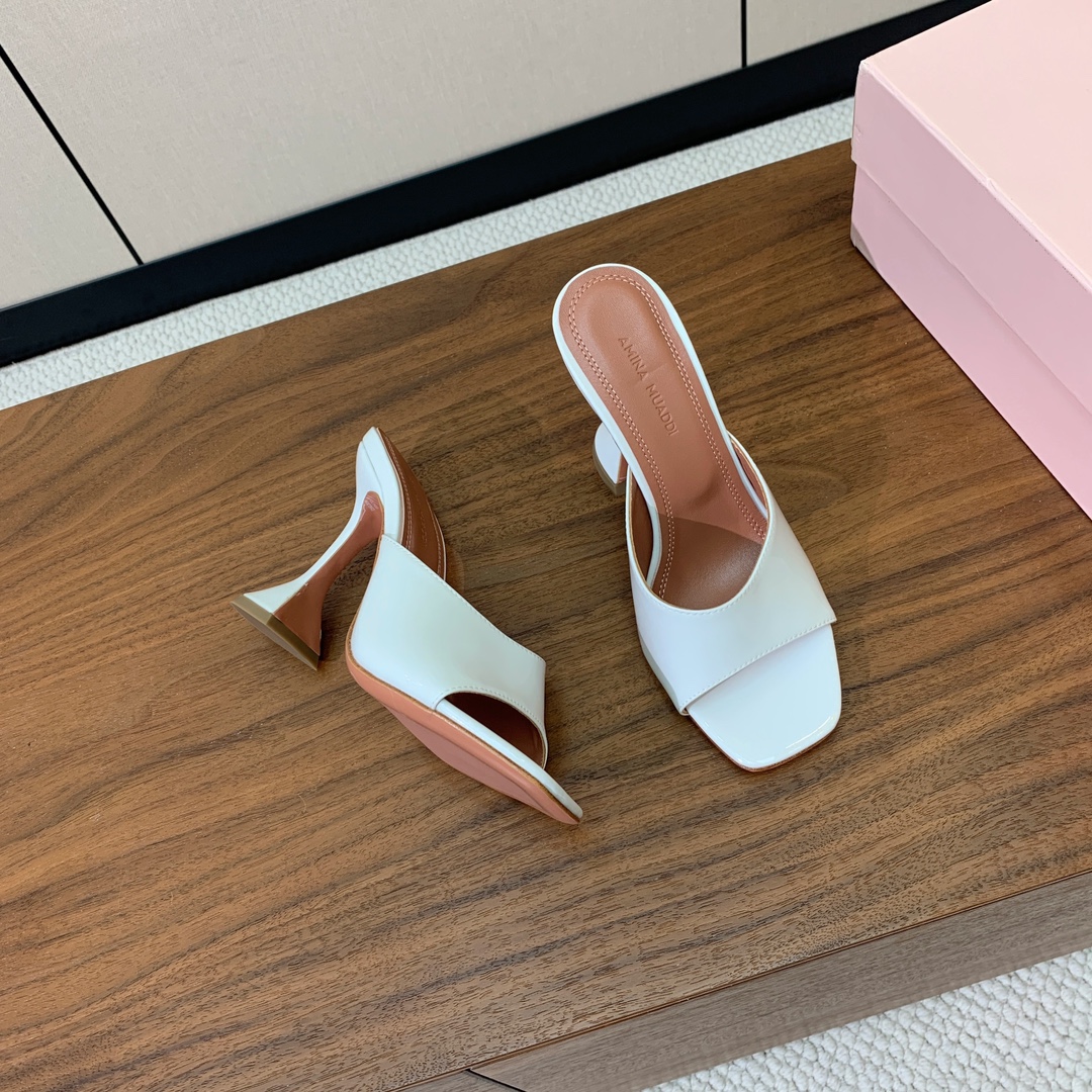 【Amina Muaddi】 方头拖鞋。鞋面漆皮、牛皮。细腻柔美，仿佛穿上了春天的浪漫。羊皮垫脚，注塑真