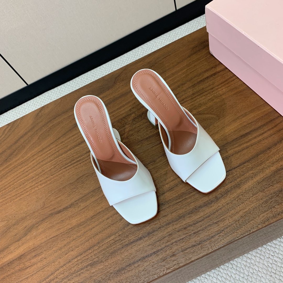 【Amina Muaddi】 方头拖鞋。鞋面漆皮、牛皮。细腻柔美，仿佛穿上了春天的浪漫。羊皮垫脚，注塑真