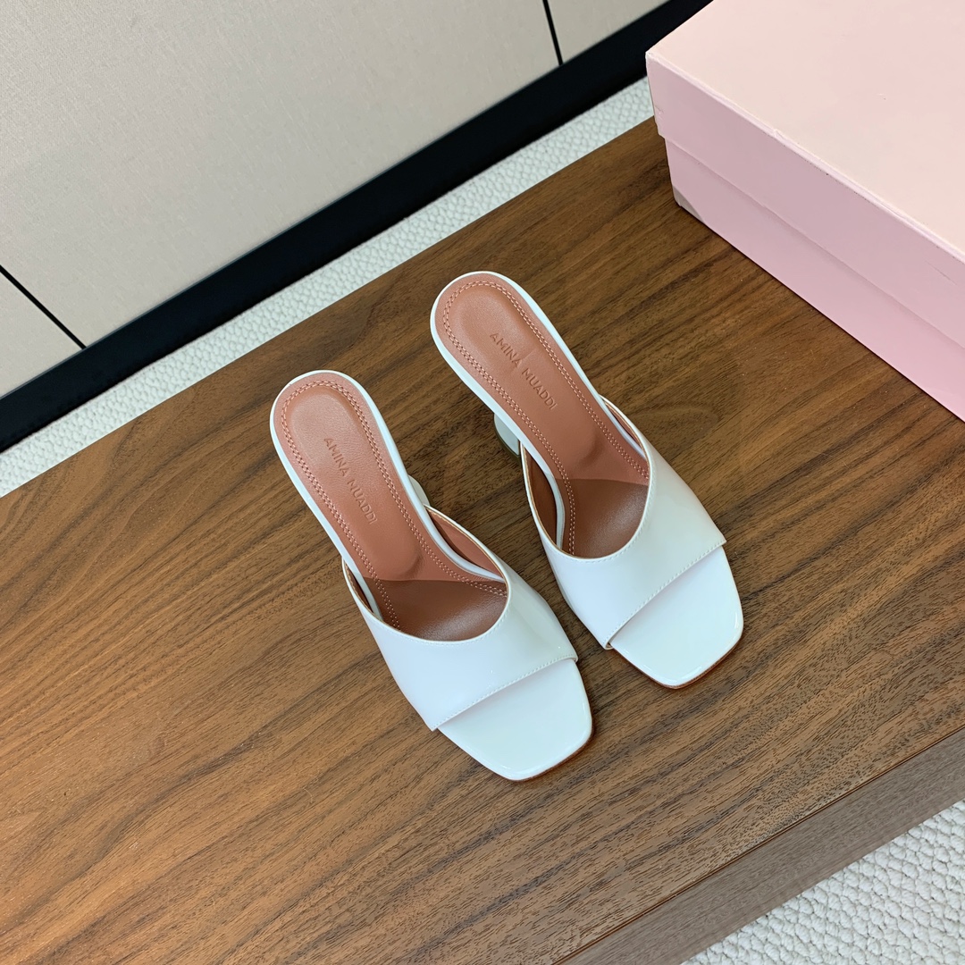 【Amina Muaddi】 方头拖鞋。鞋面漆皮、牛皮。细腻柔美，仿佛穿上了春天的浪漫。羊皮垫脚，注塑真