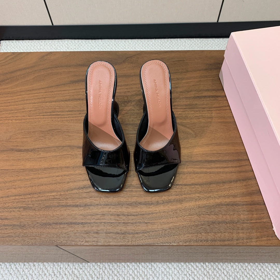 【Amina Muaddi】 方头拖鞋。鞋面漆皮、牛皮。细腻柔美，仿佛穿上了春天的浪漫。羊皮垫脚，注塑真