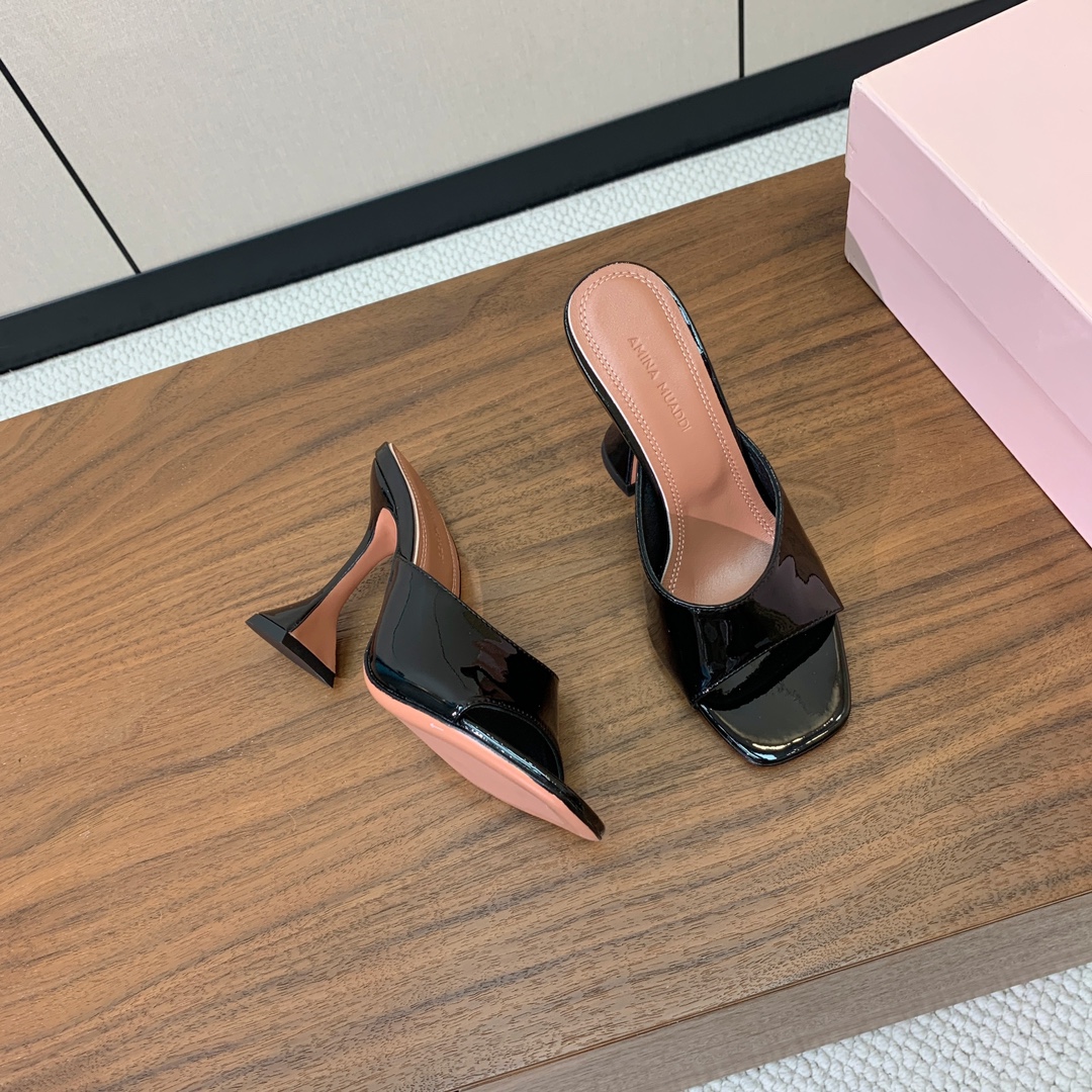 【Amina Muaddi】 方头拖鞋。鞋面漆皮、牛皮。细腻柔美，仿佛穿上了春天的浪漫。羊皮垫脚，注塑真