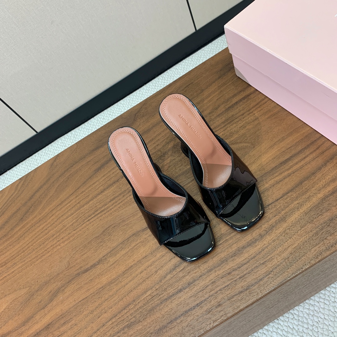 【Amina Muaddi】 方头拖鞋。鞋面漆皮、牛皮。细腻柔美，仿佛穿上了春天的浪漫。羊皮垫脚，注塑真