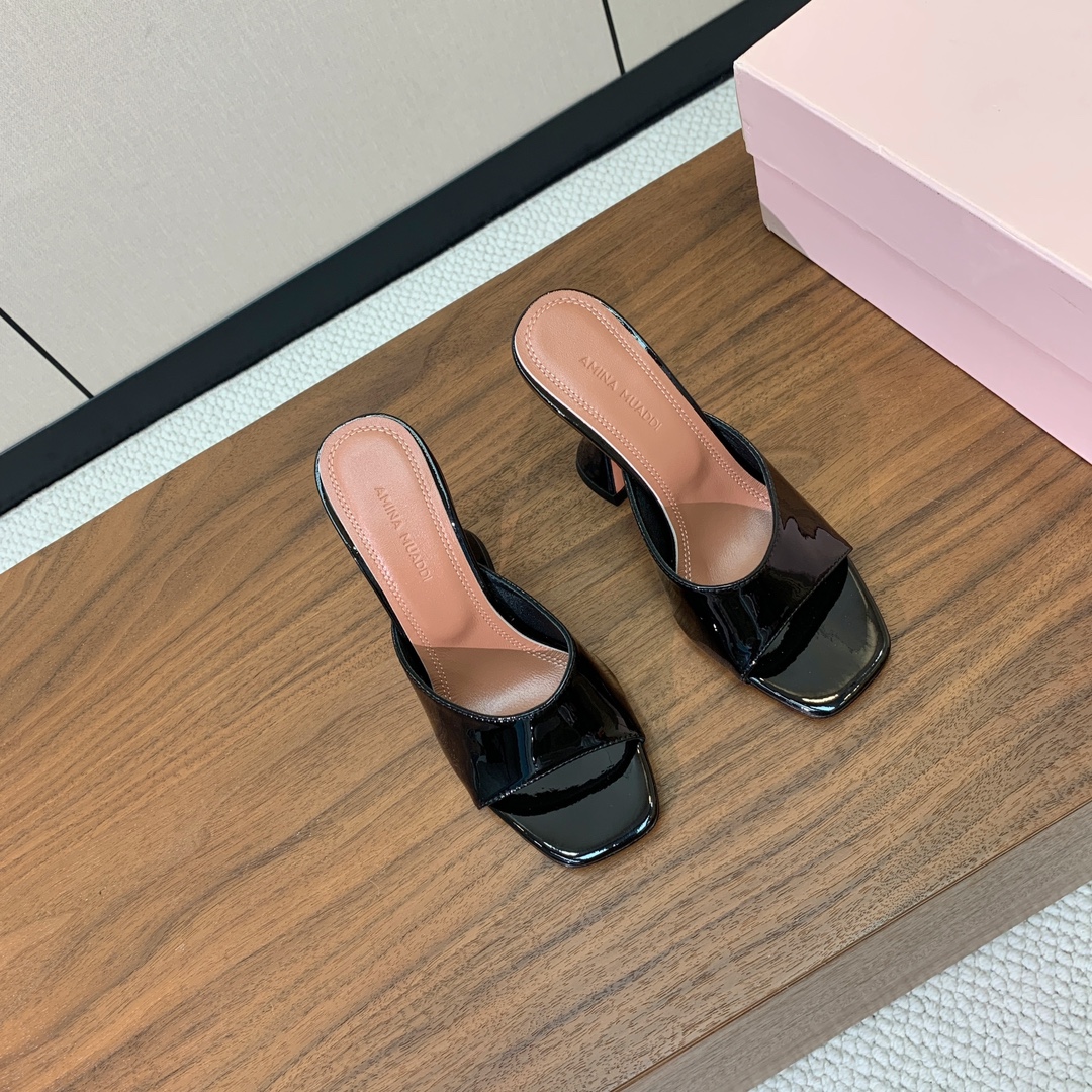 【Amina Muaddi】 方头拖鞋。鞋面漆皮、牛皮。细腻柔美，仿佛穿上了春天的浪漫。羊皮垫脚，注塑真